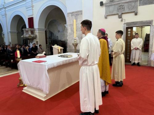 Svečano proslavljen Uskrs u Senju: Biskup Marko Medo predvodio misno slavlje