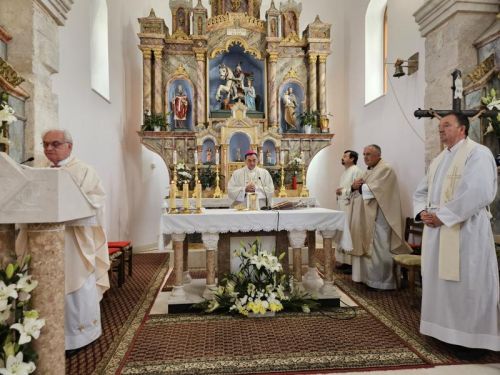 USKRSNI PONEDJELJAK U RADOŠIĆU I KEVINOJ JAMI: Biskup Marko Medo predvodio misu i molitvu za žrtve