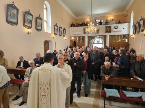 USKRSNI PONEDJELJAK U RADOŠIĆU I KEVINOJ JAMI: Biskup Marko Medo predvodio misu i molitvu za žrtve