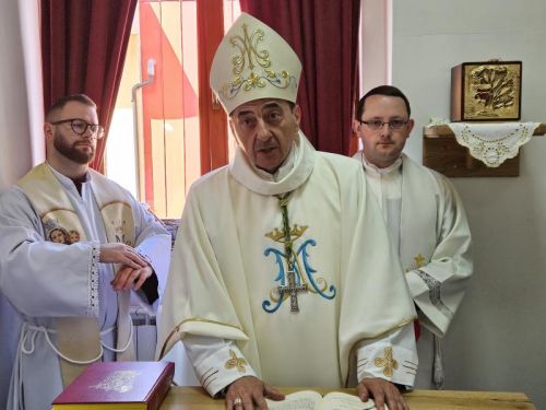 Biskup Marko Medo blagoslovio novi drveni oltar u kapeli OB Gospić