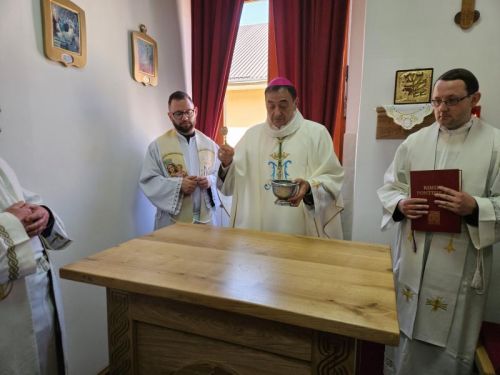 Biskup Marko Medo blagoslovio novi drveni oltar u kapeli OB Gospić