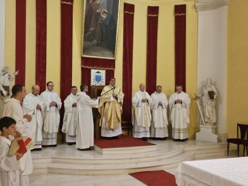 Biskup Medo predvodio misu zadušnicu za papu Franju u gospićkoj katedrali