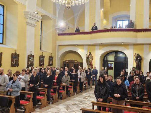 Biskup Medo predvodio misu zadušnicu za papu Franju u gospićkoj katedrali