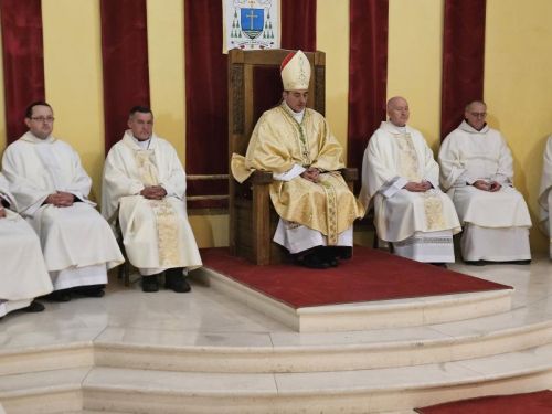 Biskup Medo predvodio misu zadušnicu za papu Franju u gospićkoj katedrali