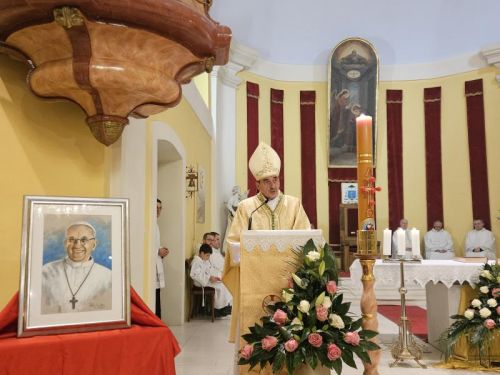 Biskup Medo predvodio misu zadušnicu za papu Franju u gospićkoj katedrali