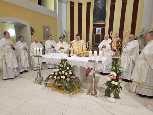 Biskup Medo predvodio misu zadušnicu za papu Franju u gospićkoj katedrali