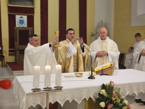 Biskup Medo predvodio misu zadušnicu za papu Franju u gospićkoj katedrali