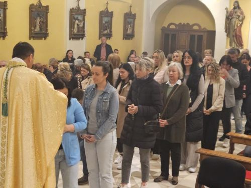 Biskup Medo predvodio misu zadušnicu za papu Franju u gospićkoj katedrali