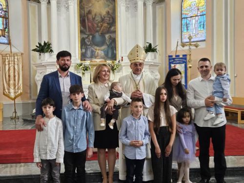 Biskup Marko Medo krstio peto dijete obitelji Delač u Otočcu