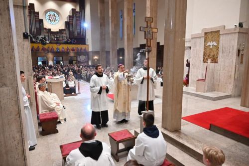 Biskup Marko Medo predvodio misno slavlje 8. utorka sv. Antunu u župi sv. Anutna Padovanskog na Svetom Duhu u Zagrebu