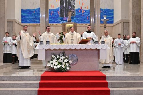 Biskup Marko Medo predvodio misno slavlje 8. utorka sv. Antunu u župi sv. Anutna Padovanskog na Svetom Duhu u Zagrebu