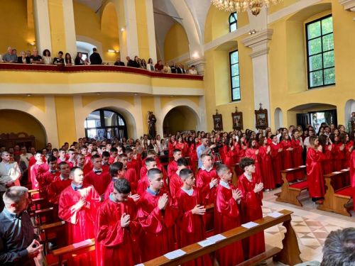 DUHOVSKO SLAVLJE U GOSPIĆU: BISKUP MARKO MEDO PODIJELIO SAKRAMENT KRIZME 78 MLADIH