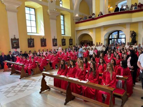 DUHOVSKO SLAVLJE U GOSPIĆU: BISKUP MARKO MEDO PODIJELIO SAKRAMENT KRIZME 78 MLADIH