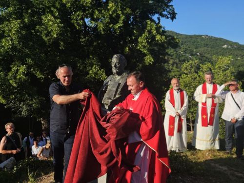 Donji Kosinj: Svečano proslavljena svetkovina sv. Petra i Pavla i otkriveno poprsje Ambroza Kacitića, prvog hrvatskog tiskara