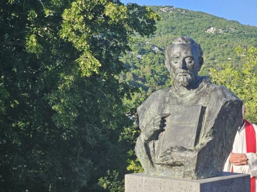 Donji Kosinj: Svečano proslavljena svetkovina sv. Petra i Pavla i otkriveno poprsje Ambroza Kacitića, prvog hrvatskog tiskara