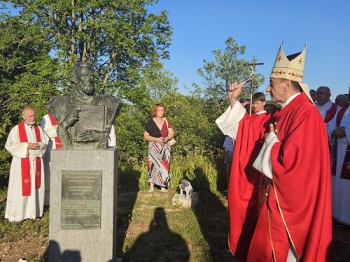 Donji Kosinj: Svečano proslavljena svetkovina sv. Petra i Pavla i otkriveno poprsje Ambroza Kacitića, prvog hrvatskog tiskara