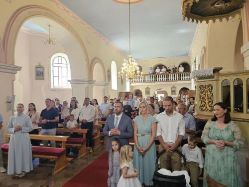 Donje Pazarište: Biskup Marko Medo krstio osmo dijete obitelji Kolačević