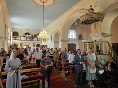 Donje Pazarište: Biskup Marko Medo krstio osmo dijete obitelji Kolačević