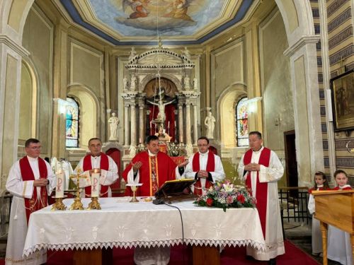 Gospićko-senjski biskup mons. Marko Medo pohodio župu Perušić na blagdan Uzvišenja Svetog Križa