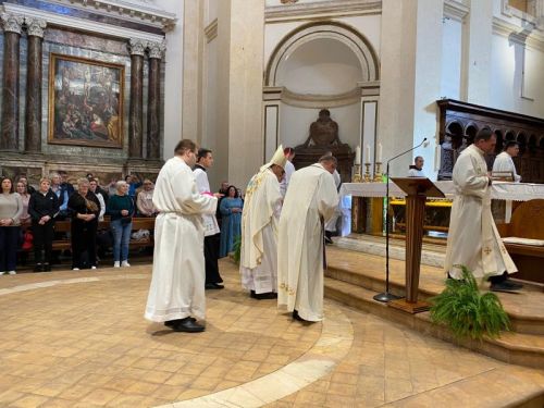 Hodočasnici Gospićko-senjske biskupije započeli svoje hodočašće posjetom Asizu Hodočasnici Gospićko-senjske biskupije započeli svoje hodočašće posjetom Asizu