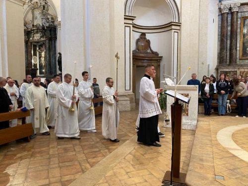 Hodočasnici Gospićko-senjske biskupije započeli svoje hodočašće posjetom Asizu Hodočasnici Gospićko-senjske biskupije započeli svoje hodočašće posjetom Asizu
