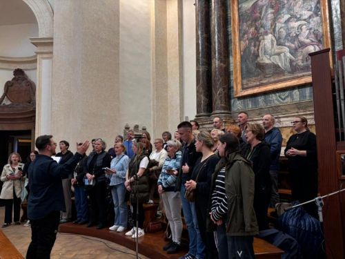 Hodočasnici Gospićko-senjske biskupije započeli svoje hodočašće posjetom Asizu Hodočasnici Gospićko-senjske biskupije započeli svoje hodočašće posjetom Asizu