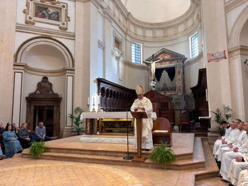 Hodočasnici Gospićko-senjske biskupije započeli svoje hodočašće posjetom Asizu Hodočasnici Gospićko-senjske biskupije započeli svoje hodočašće posjetom Asizu