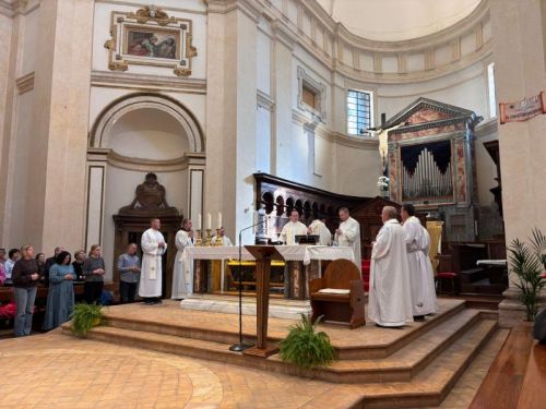 Hodočasnici Gospićko-senjske biskupije započeli svoje hodočašće posjetom Asizu Hodočasnici Gospićko-senjske biskupije započeli svoje hodočašće posjetom Asizu