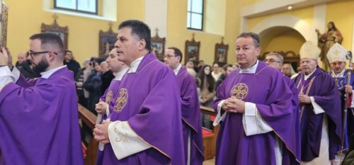 Proslavljena Nedjelja Caritasa, prva obljetnica biskupskog ređenja i podjela službe akolitata u Gospiću Proslavljena Nedjelja Caritasa, prva obljetnica biskupskog ređenja i podjela službe akolitata u Gospiću