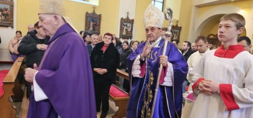 Proslavljena Nedjelja Caritasa, prva obljetnica biskupskog ređenja i podjela službe akolitata u Gospiću Proslavljena Nedjelja Caritasa, prva obljetnica biskupskog ređenja i podjela službe akolitata u Gospiću