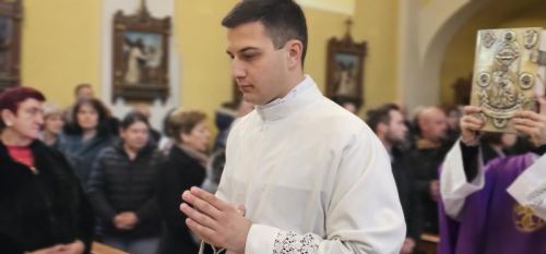 Proslavljena Nedjelja Caritasa, prva obljetnica biskupskog ređenja i podjela službe akolitata u Gospiću Proslavljena Nedjelja Caritasa, prva obljetnica biskupskog ređenja i podjela službe akolitata u Gospiću