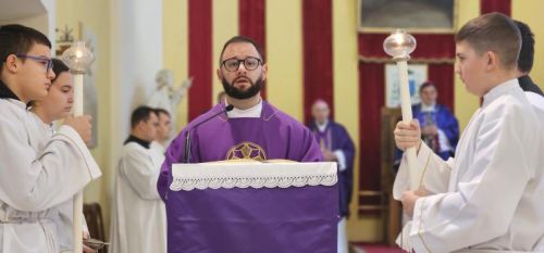 Proslavljena Nedjelja Caritasa, prva obljetnica biskupskog ređenja i podjela službe akolitata u Gospiću Proslavljena Nedjelja Caritasa, prva obljetnica biskupskog ređenja i podjela službe akolitata u Gospiću