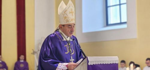 Proslavljena Nedjelja Caritasa, prva obljetnica biskupskog ređenja i podjela službe akolitata u Gospiću Proslavljena Nedjelja Caritasa, prva obljetnica biskupskog ređenja i podjela službe akolitata u Gospiću