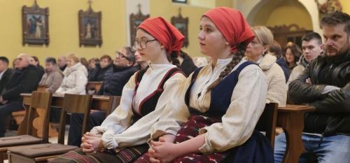 Proslavljena Nedjelja Caritasa, prva obljetnica biskupskog ređenja i podjela službe akolitata u Gospiću Proslavljena Nedjelja Caritasa, prva obljetnica biskupskog ređenja i podjela službe akolitata u Gospiću