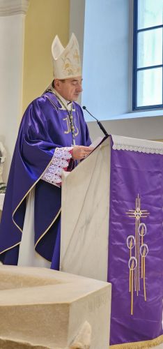 Proslavljena Nedjelja Caritasa, prva obljetnica biskupskog ređenja i podjela službe akolitata u Gospiću Proslavljena Nedjelja Caritasa, prva obljetnica biskupskog ređenja i podjela službe akolitata u Gospiću