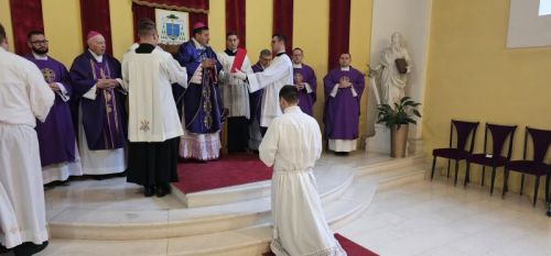 Proslavljena Nedjelja Caritasa, prva obljetnica biskupskog ređenja i podjela službe akolitata u Gospiću Proslavljena Nedjelja Caritasa, prva obljetnica biskupskog ređenja i podjela službe akolitata u Gospiću