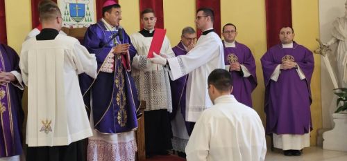 Proslavljena Nedjelja Caritasa, prva obljetnica biskupskog ređenja i podjela službe akolitata u Gospiću Proslavljena Nedjelja Caritasa, prva obljetnica biskupskog ređenja i podjela službe akolitata u Gospiću