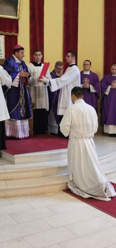 Proslavljena Nedjelja Caritasa, prva obljetnica biskupskog ređenja i podjela službe akolitata u Gospiću Proslavljena Nedjelja Caritasa, prva obljetnica biskupskog ređenja i podjela službe akolitata u Gospiću