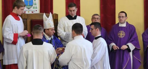 Proslavljena Nedjelja Caritasa, prva obljetnica biskupskog ređenja i podjela službe akolitata u Gospiću Proslavljena Nedjelja Caritasa, prva obljetnica biskupskog ređenja i podjela službe akolitata u Gospiću