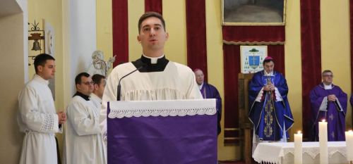 Proslavljena Nedjelja Caritasa, prva obljetnica biskupskog ređenja i podjela službe akolitata u Gospiću Proslavljena Nedjelja Caritasa, prva obljetnica biskupskog ređenja i podjela službe akolitata u Gospiću