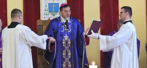 Proslavljena Nedjelja Caritasa, prva obljetnica biskupskog ređenja i podjela službe akolitata u Gospiću Proslavljena Nedjelja Caritasa, prva obljetnica biskupskog ređenja i podjela službe akolitata u Gospiću