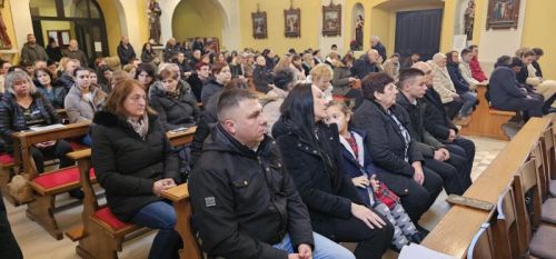 Proslavljena Nedjelja Caritasa, prva obljetnica biskupskog ređenja i podjela službe akolitata u Gospiću Proslavljena Nedjelja Caritasa, prva obljetnica biskupskog ređenja i podjela službe akolitata u Gospiću