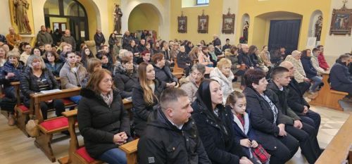 Proslavljena Nedjelja Caritasa, prva obljetnica biskupskog ređenja i podjela službe akolitata u Gospiću Proslavljena Nedjelja Caritasa, prva obljetnica biskupskog ređenja i podjela službe akolitata u Gospiću