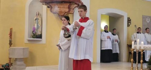 Proslavljena Nedjelja Caritasa, prva obljetnica biskupskog ređenja i podjela službe akolitata u Gospiću Proslavljena Nedjelja Caritasa, prva obljetnica biskupskog ređenja i podjela službe akolitata u Gospiću