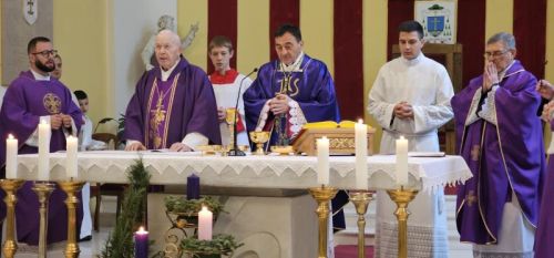 Proslavljena Nedjelja Caritasa, prva obljetnica biskupskog ređenja i podjela službe akolitata u Gospiću Proslavljena Nedjelja Caritasa, prva obljetnica biskupskog ređenja i podjela službe akolitata u Gospiću