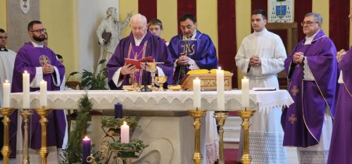 Proslavljena Nedjelja Caritasa, prva obljetnica biskupskog ređenja i podjela službe akolitata u Gospiću Proslavljena Nedjelja Caritasa, prva obljetnica biskupskog ređenja i podjela službe akolitata u Gospiću