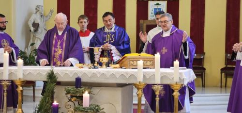 Proslavljena Nedjelja Caritasa, prva obljetnica biskupskog ređenja i podjela službe akolitata u Gospiću Proslavljena Nedjelja Caritasa, prva obljetnica biskupskog ređenja i podjela službe akolitata u Gospiću