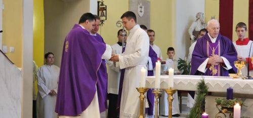 Proslavljena Nedjelja Caritasa, prva obljetnica biskupskog ređenja i podjela službe akolitata u Gospiću Proslavljena Nedjelja Caritasa, prva obljetnica biskupskog ređenja i podjela službe akolitata u Gospiću