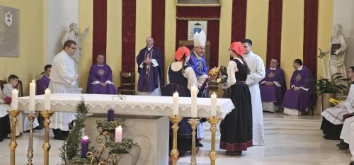 Proslavljena Nedjelja Caritasa, prva obljetnica biskupskog ređenja i podjela službe akolitata u Gospiću Proslavljena Nedjelja Caritasa, prva obljetnica biskupskog ređenja i podjela službe akolitata u Gospiću
