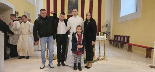 Proslavljena Nedjelja Caritasa, prva obljetnica biskupskog ređenja i podjela službe akolitata u Gospiću Proslavljena Nedjelja Caritasa, prva obljetnica biskupskog ređenja i podjela službe akolitata u Gospiću